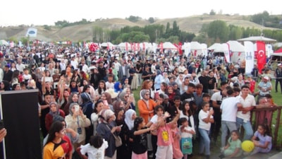 Bitlis'te çoşkulu kalabalık: Malazgirt Zaferi'nin 955'inci yıl dönümü kutlamaları başladı