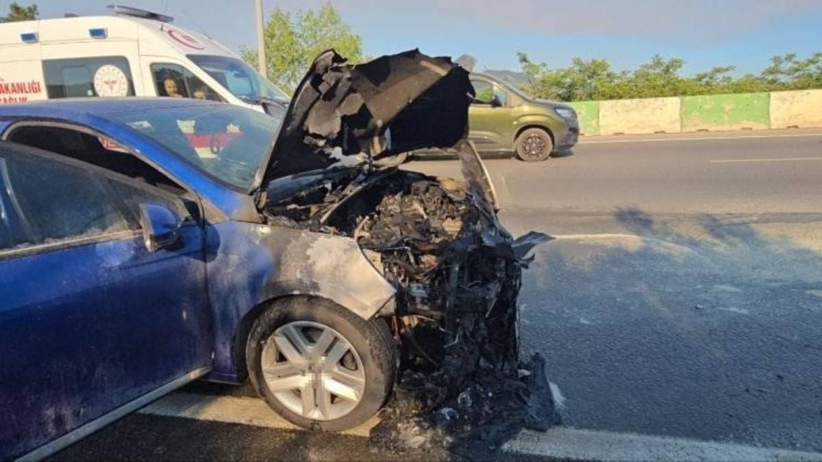 Bursa'da alev alan otomobil zeytinliğe sıçramadan söndürüldü