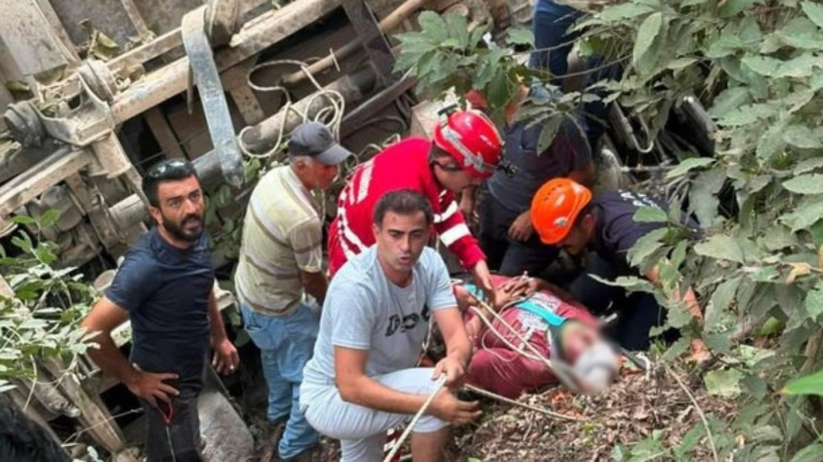 Hatay'da şarampole yuvarlanan kamyonda baba ve oğlu yaralandı