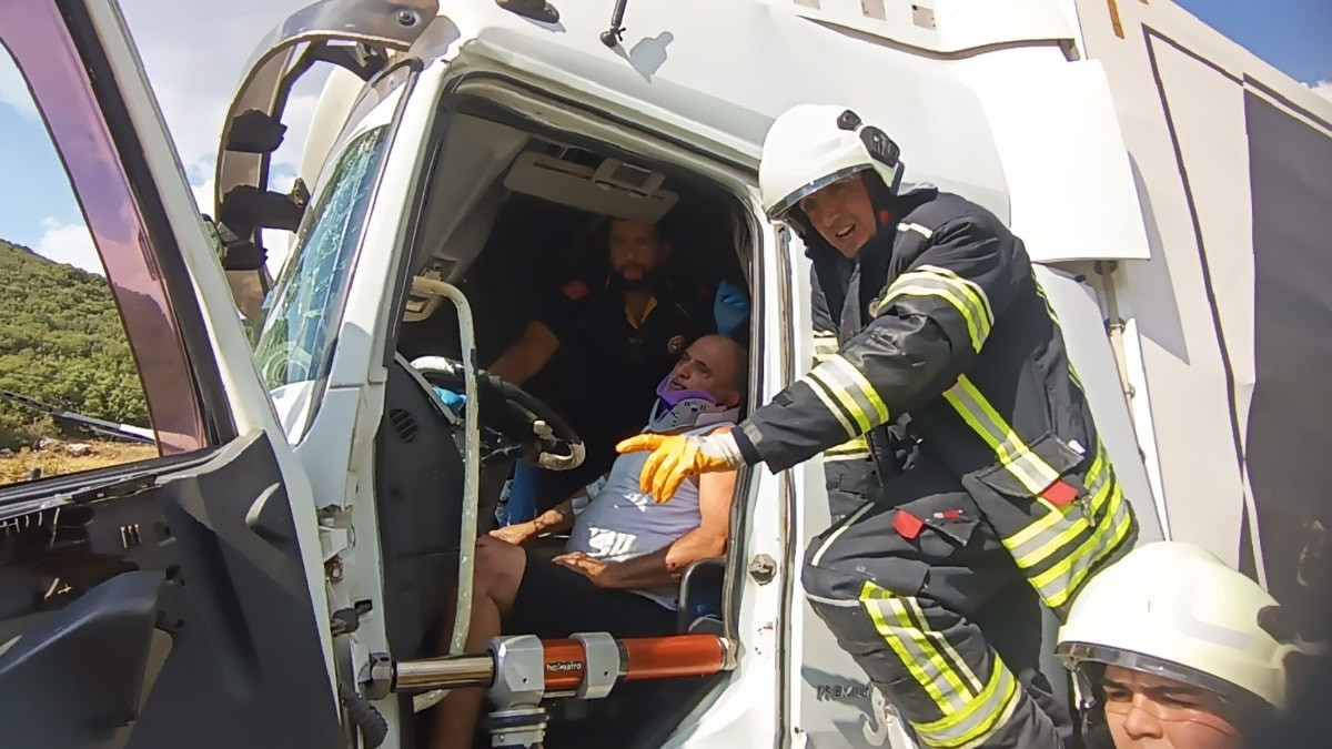 Burdur'da iki tır çarpıştı: Şoförlerden biri aracın içinde sıkıştı