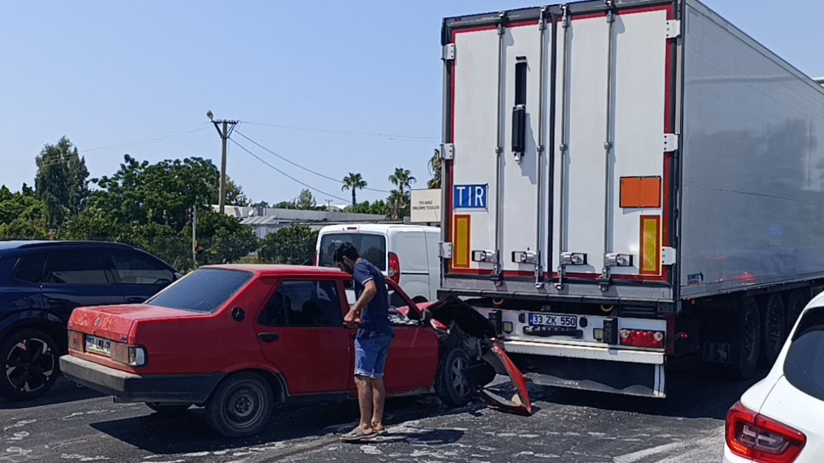 Antalya'da tıra arkadan çarpan araç hurdaya döndü