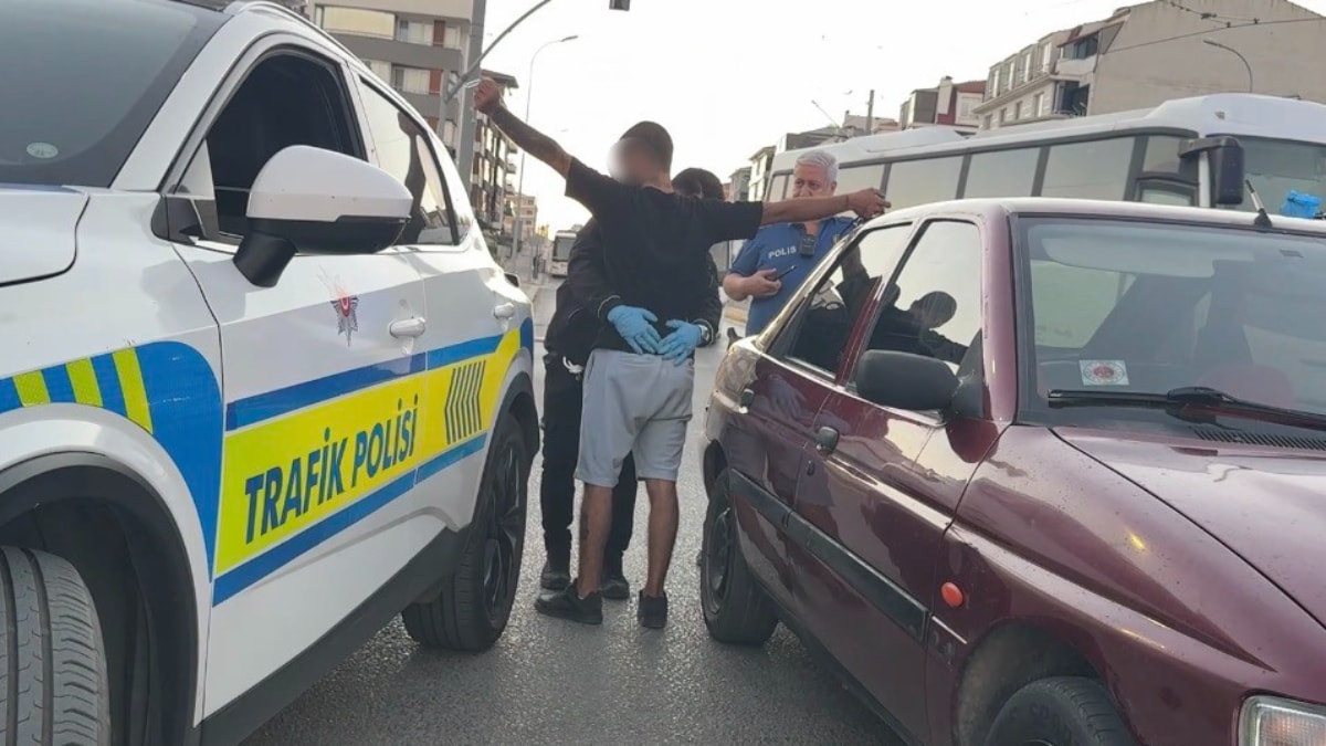Eskişehir'de çalışır haldeki otomobilde uyuyan 2 kişiyi polis güçlükle uyandırdı: Araçtan uyuşturucu çıktı
