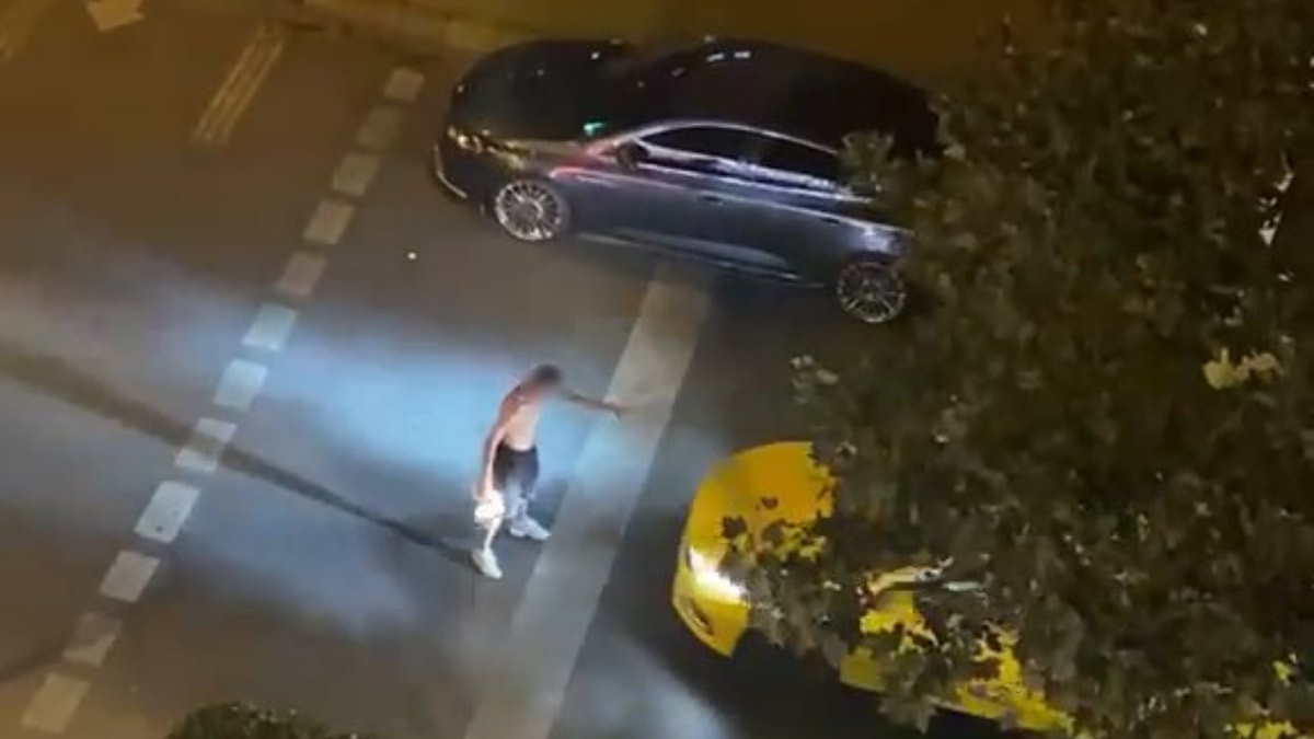 Esenyurt'ta taşkınlık çıkaran şahsa mahallelinin müdahalesi kamerada