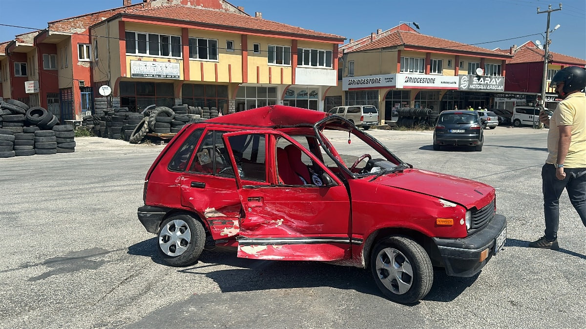 Burdur'da kamyonetin çarptığı otomobil hurdaya döndü: Otomobil sürücüsü hastaneye kaldırıldı