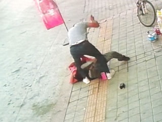 Kütahya’da eski eşini bıçaklayan şüpheli kaçtı: Saldırı anı kamerada