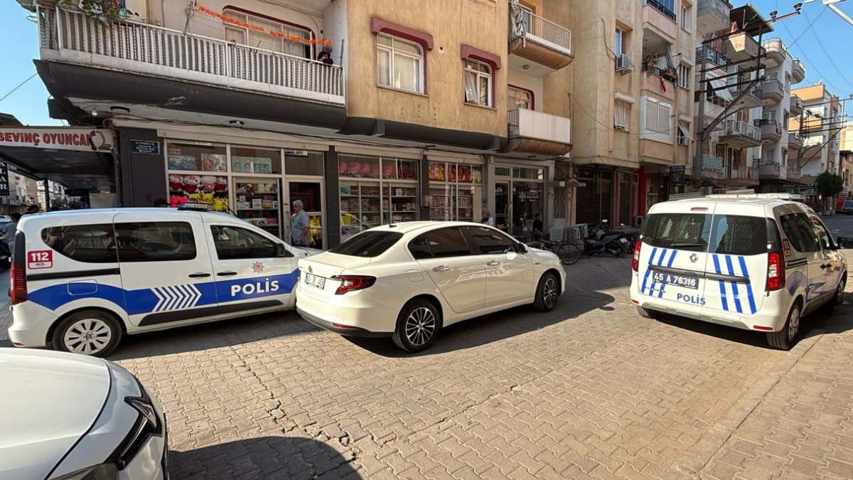 Manisa'da kocasının boğmaya çalıştığı kadın yaşamını yitirdi