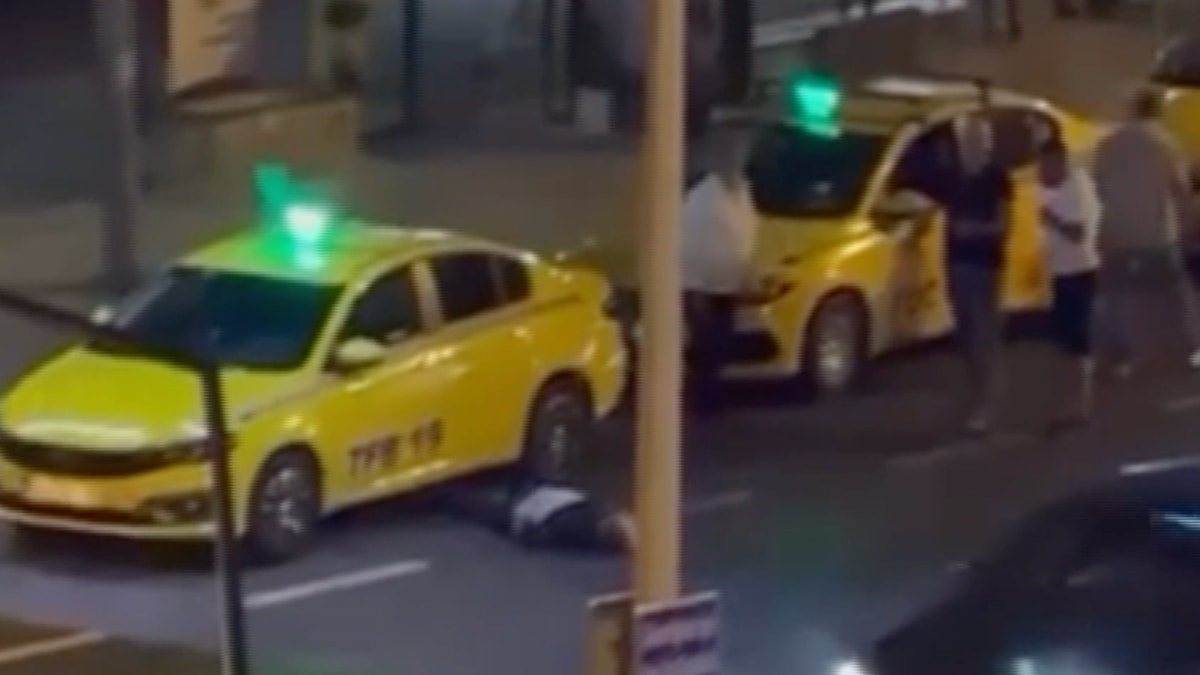 İstanbul'da aynı yerde peş peşe iki farklı motosiklet kazası : 1'i ağır, 3 yaralı
