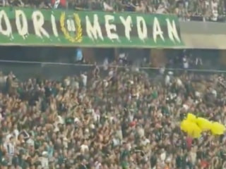 Kocaelispor tribünlerinde ağır tahrik: Sarı torba salladılar
