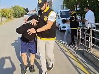 Adana'da tartıştıkları ev arkadaşlarını öldürdüler: Kilitli kalıp yardım isteyince yakalandılar
