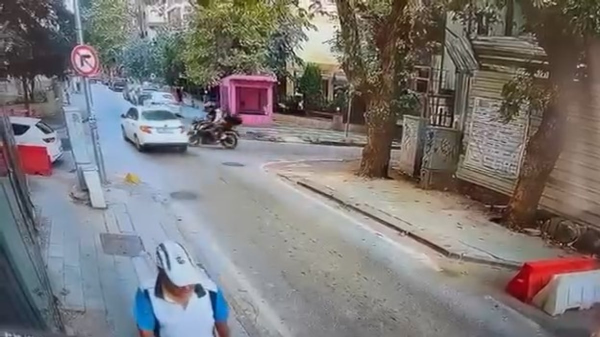 İstanbul'da motosikletin otomobile çarptığı kaza kamerada