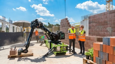 Dev robotun inşaat marifeti görenleri şaşırttı: Tuğlaları tek tek kaldırıyor, duvarı kendi örüyor