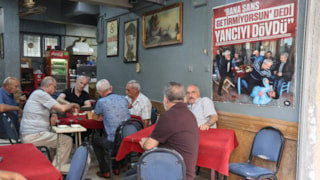 Elazığ'daki kahvehanede masa yancıları ayrı masada oturuyor