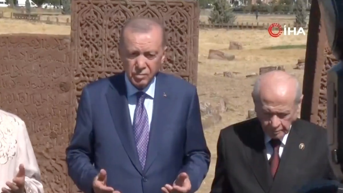 Cumhurbaşkanı Erdoğan ve Devlet Bahçeli Ahlat Selçuklu Kabristanı'nda