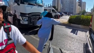 İstanbul'da tırın kör noktasında kalan kadın son anda kurtuldu