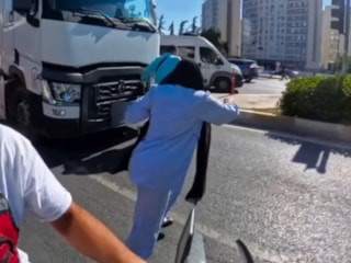İstanbul'da tırın kör noktasında kalan kadın son anda kurtuldu