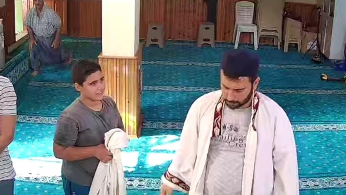 Adana'da şortla namaza gelen çocuğa imamdan sıcacık davranış