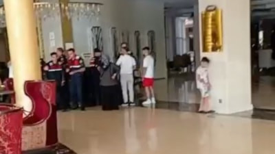 Yalova'da maaş ve tazminatlarını alamayan otel çalışanları eylem başlattı