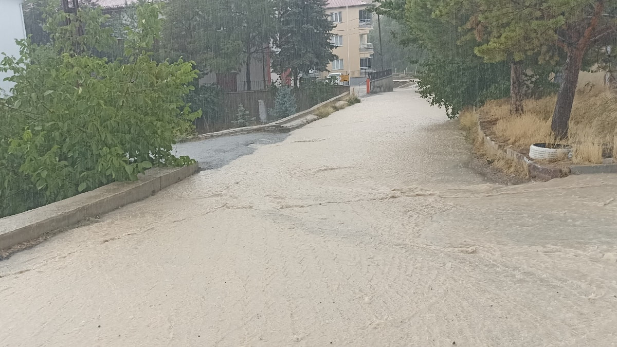 Sivas'ta sağanak yağış: Yollar göle döndü