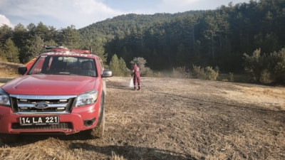 Bolu'da orman kenarında çıkan anız yangınına köylüler su tankeriyle müdahale etti