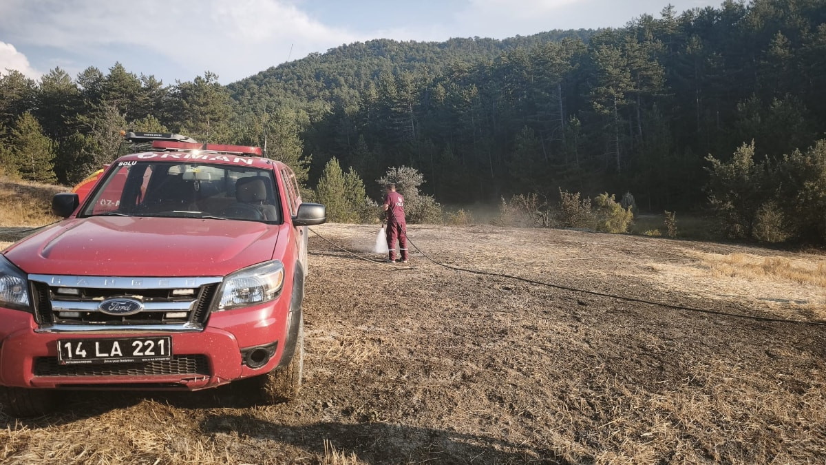 Bolu'da orman kenarında çıkan anız yangınına köylüler su tankeriyle müdahale etti
