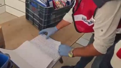 Alihan Kuriş suç örgütü soruşturmasında Antalya'da 37 klasör belge ele geçirildi