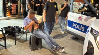 Aksaray’da bıçaklanan şahıs yol ortasında soyunup polise zorluk çıkardı