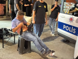 Aksaray’da bıçaklanan şahıs yol ortasında soyunup polise zorluk çıkardı