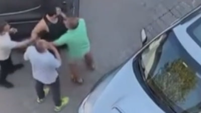 İstanbul Bakırköy'de 2 kişinin yumruklu kavgası görüntülendi