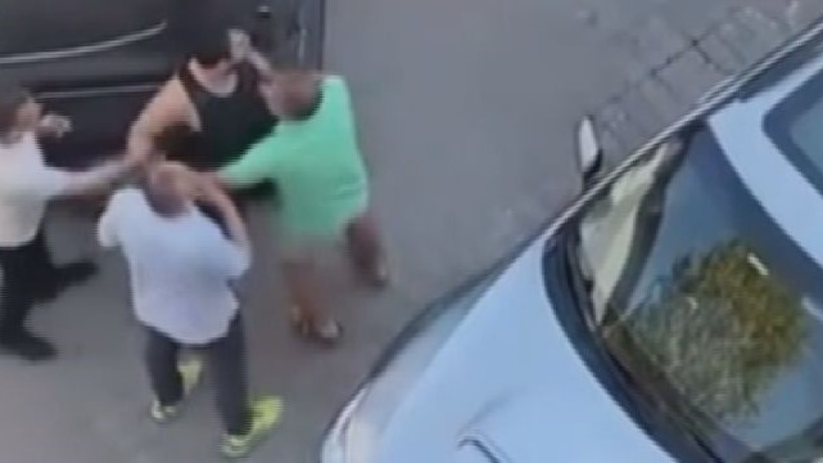 İstanbul Bakırköy'de 2 kişinin yumruklu kavgası görüntülendi
