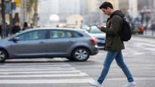 Karşıdan karşıya geçerken telefon kullanan yayalara ceza geliyor