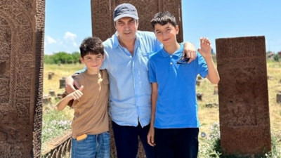 Necati Şaşmaz çocuklarıyla Ahlat'ı ziyaret etti