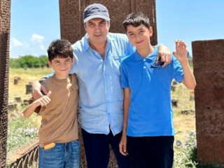 Necati Şaşmaz çocuklarıyla Ahlat'ı ziyaret etti