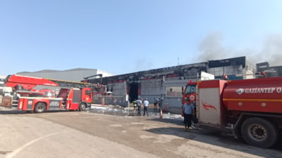 Gaziantep'te elyaf fabrikasında yangın: 2 işçi dumandan etkilendi