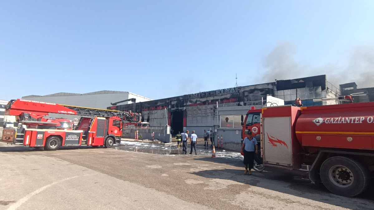 Gaziantep'te elyaf fabrikasında yangın: 2 işçi dumandan etkilendi