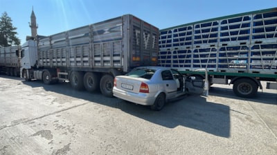 Sivas'ta 'dur' ihtarına uymayıp kaçtı, park halindeki tırın altına girdi: 1'i ağır 2 yaralı