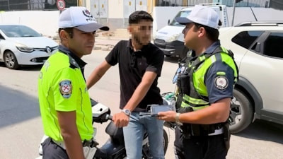 Adana'da polisleri görünce motosikleti park edip kaçmaya çalışan ehliyetsiz sürücüye ceza kesildi