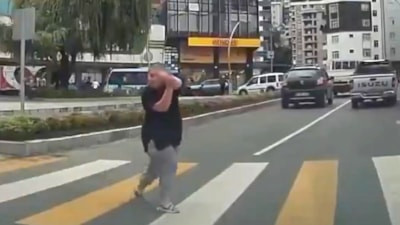 Rize'de yayaya yol veren sürücüye, fıkra gibi 'teşekkür'