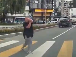 Rize'de yayaya yol veren sürücüye, fıkra gibi 'teşekkür'