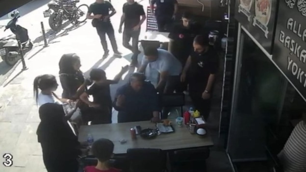Konya'da yemek yerken nefesi kesilen kadını, polis Heimlich ile kurtardı