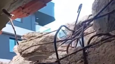 İstanbul'daki evinde koltukta uzanırken iş makinesi dairenin duvarını yıktı