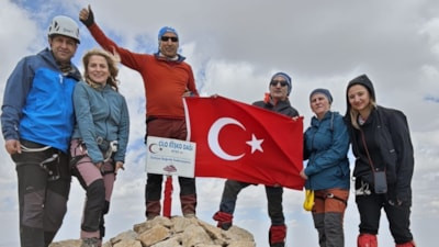 Ankara'dan Hakkari'ye uzanan zirve yolculuğu: 7 dağcı Reşko Zirvesi'ne ulaştı