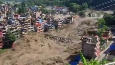 Nepal'deki sel felaketinde azgın sular önüne kattığı köprü ve evleri sürükledi