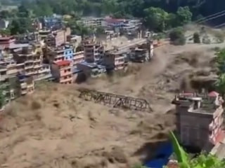 Nepal'deki sel felaketinde azgın sular önüne kattığı köprü ve evleri sürükledi