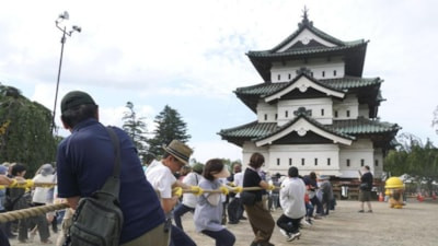 Japonya'da 400 tonluk tarihi kaleyi bin kişi halatlarla çekti