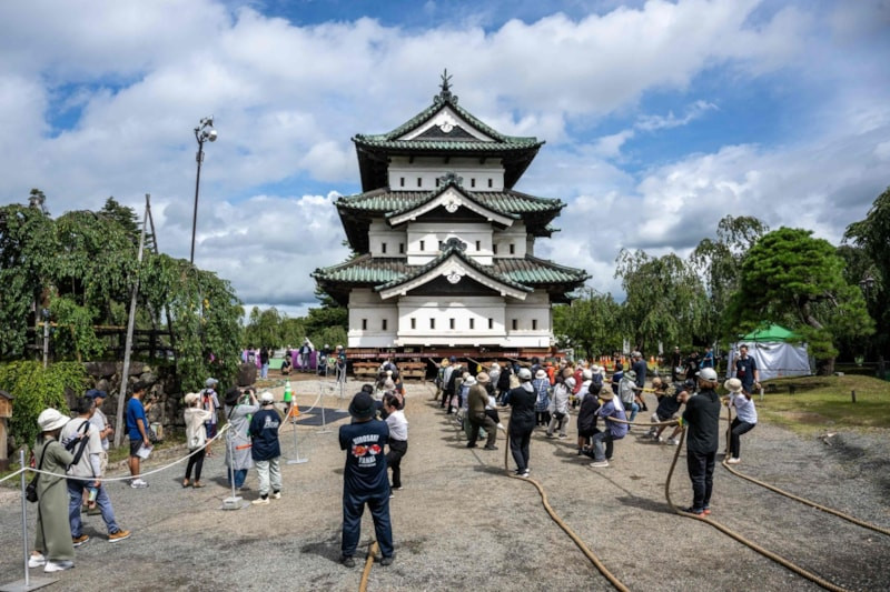 Japonya’da 400 tonluk tarihi kaleyi bin kişi halatlarla çekti