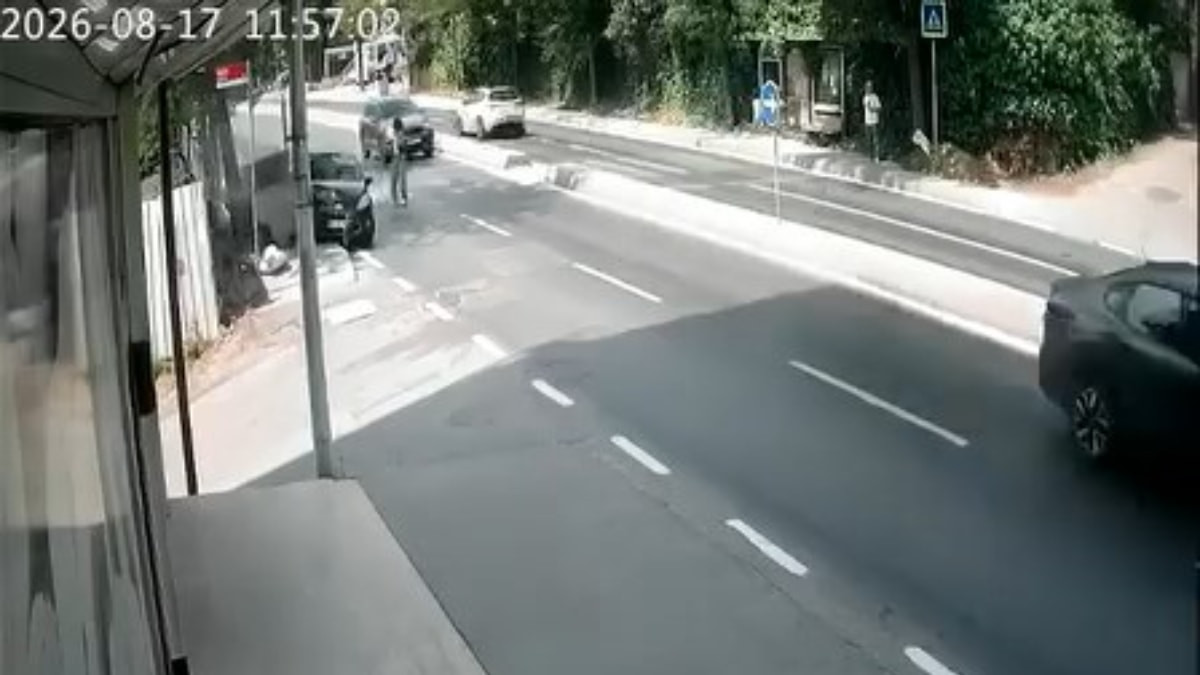 İstanbul'da yayaya çarpmamak için yapılan manevra dede ve torunu yaraladı