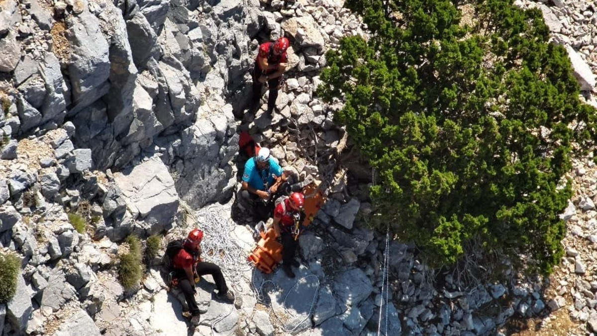 Muğla Ölüdeniz'de paraşüt kayalıklara düştü