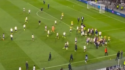 Lyon - Fenerbahçe maçının ardından saha karıştı