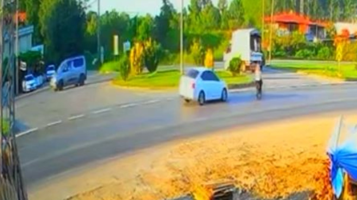 Samsun'da otomobilin çarptığı bisikletli genç hayatını kaybetti: Kaza anları kamerada