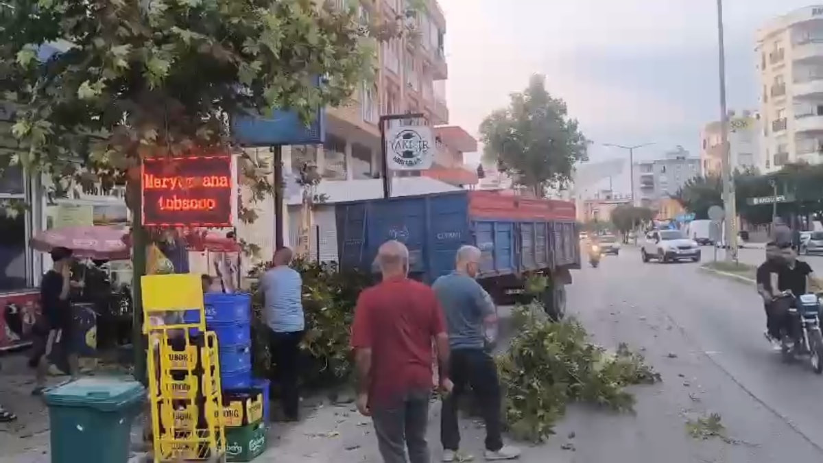 Adana’da traktörden kopan römork dehşet saçtı: 2 yaralı